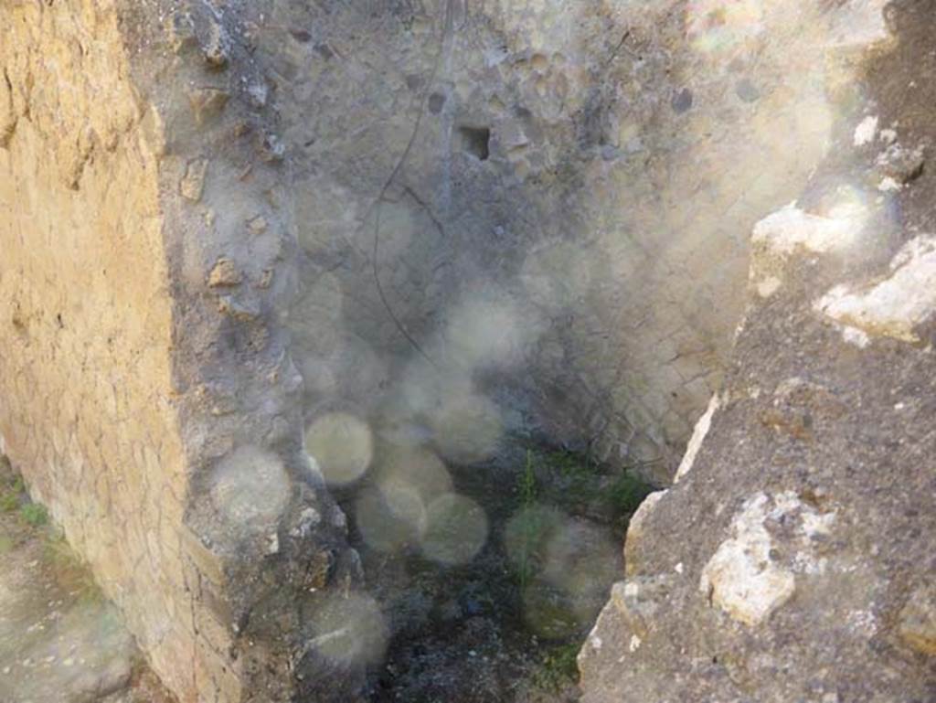 VI.30 Herculaneum, September 2015. South wall with small room near entrance doorway.